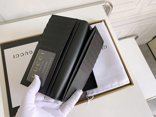 グッチ財布コピー着用イメージ